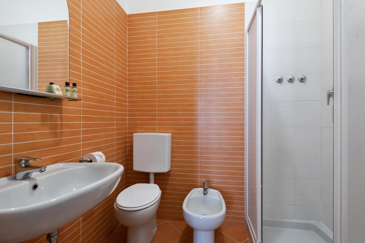 Hotel Riva Аласио Екстериор снимка