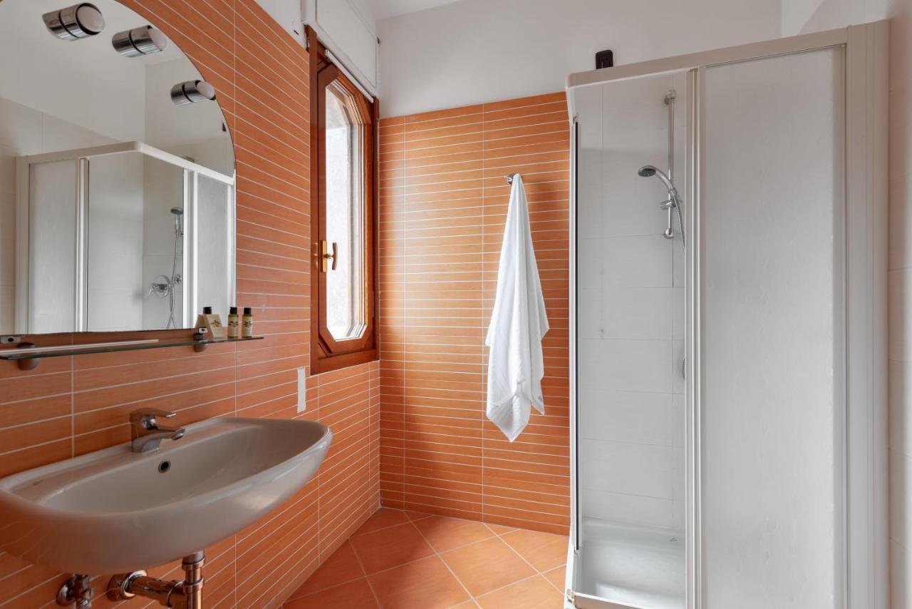 Hotel Riva Аласио Екстериор снимка