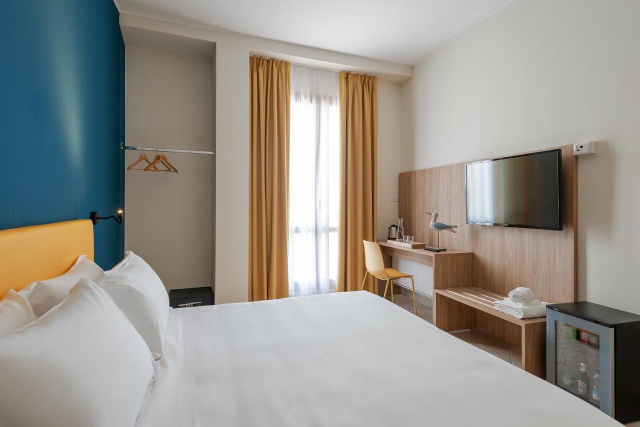 Hotel Riva Аласио Екстериор снимка
